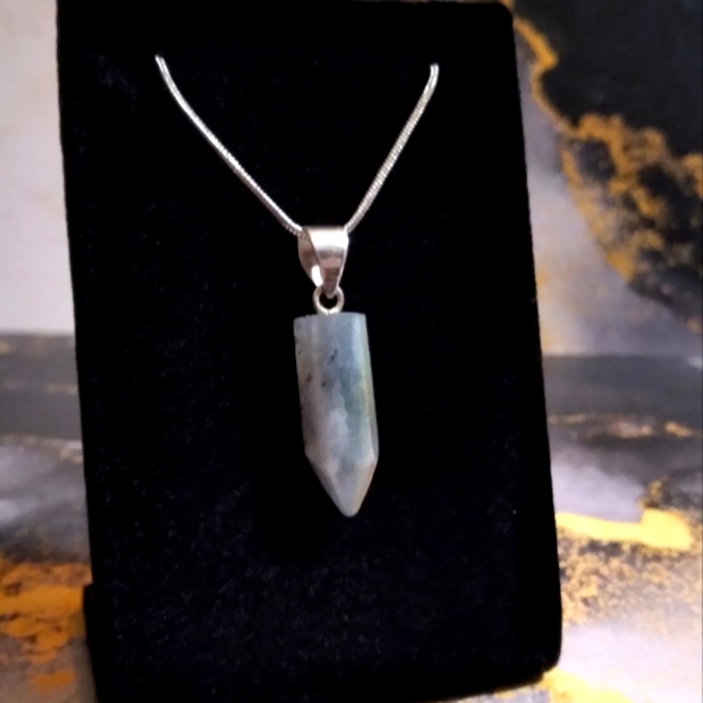 Fire Labradorite Pointer Pendant Silver + Free Chain